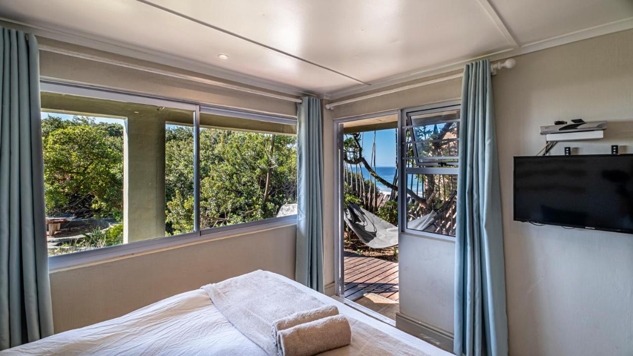 Zimmer mit Kingsize-Bett und Gartenblick.