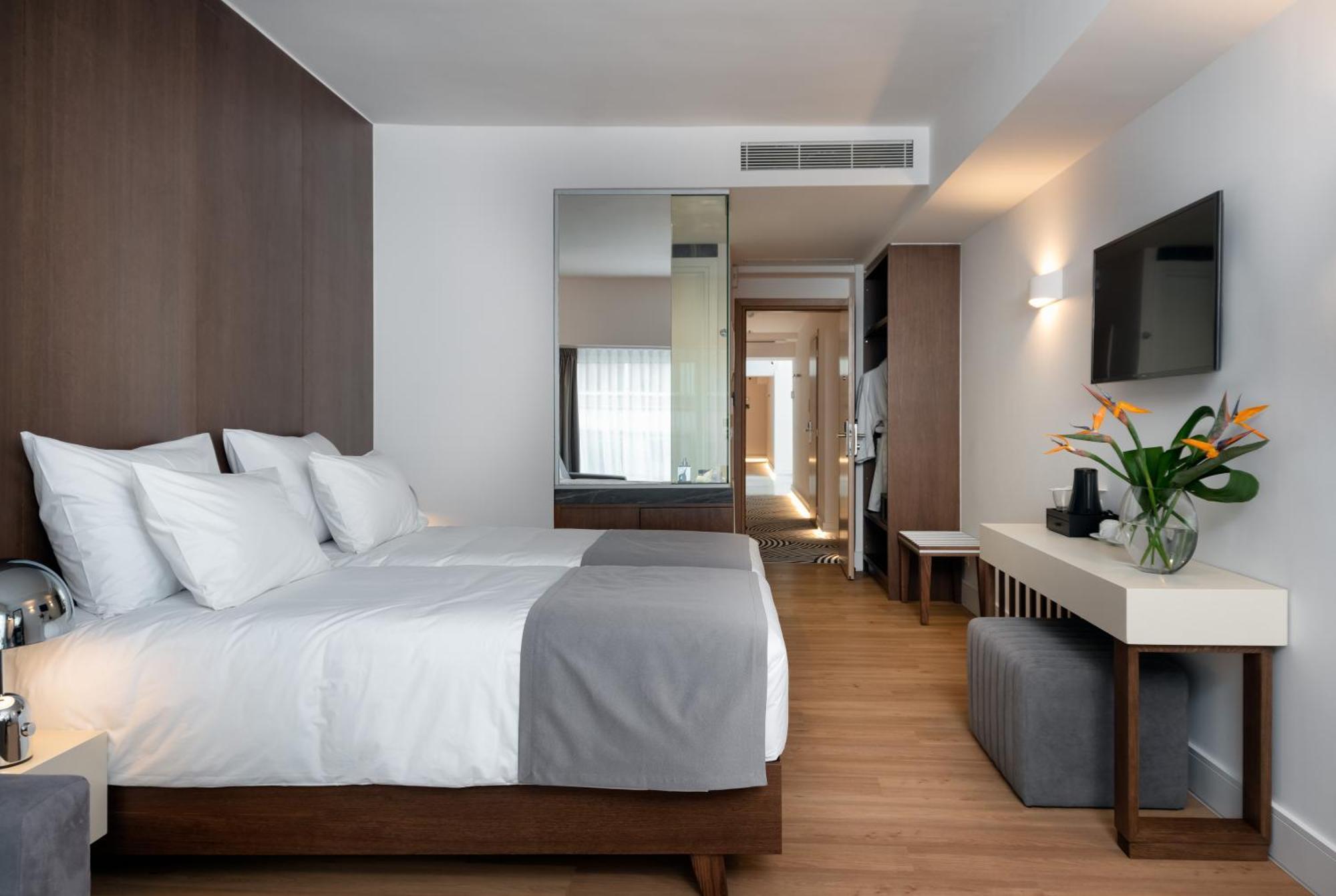 Deluxe room with Jetted Tub,1227380051:JPEG