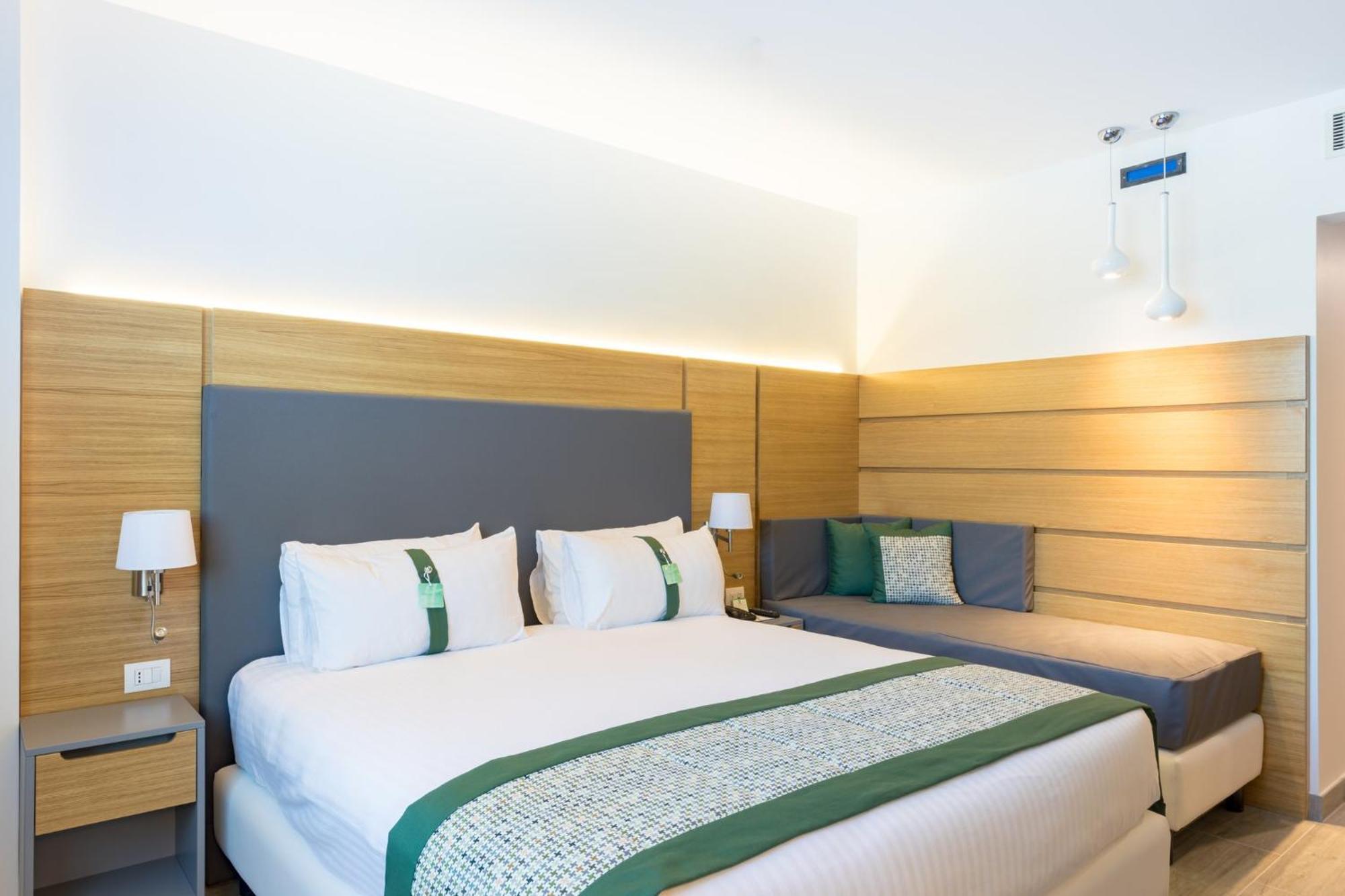 Quarto King Premium com Sofá-cama