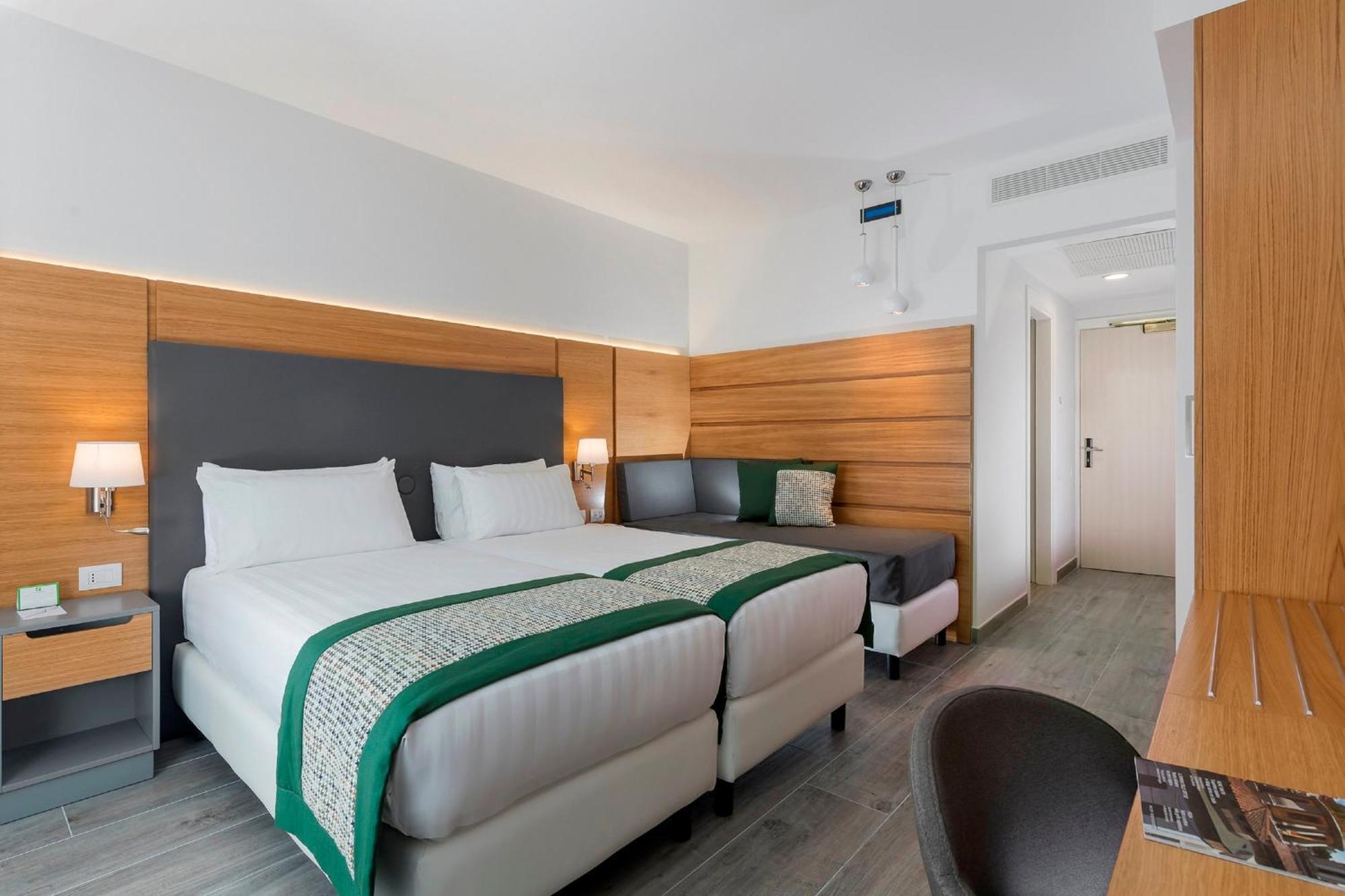 Quarto Premium com 2 Camas de Solteiro e Sofá-cama