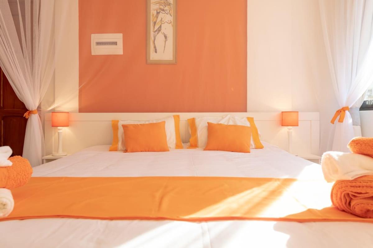 Habitación con cama extragrande y vistas a la piscina