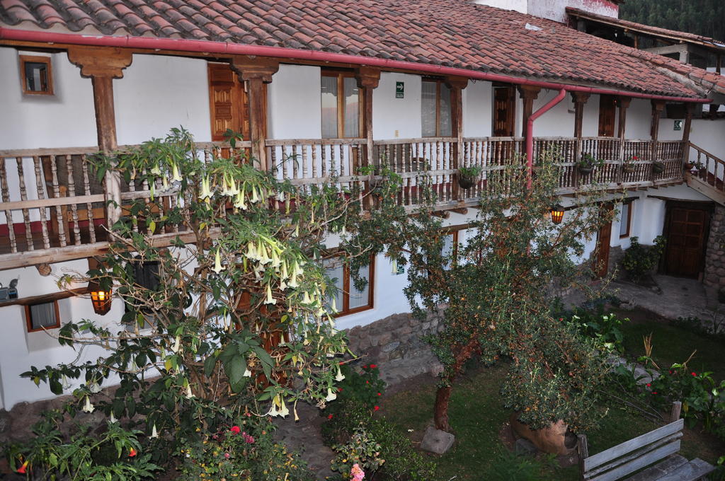 Quarto com 2 Camas de Solteiro e Vista do Jardim