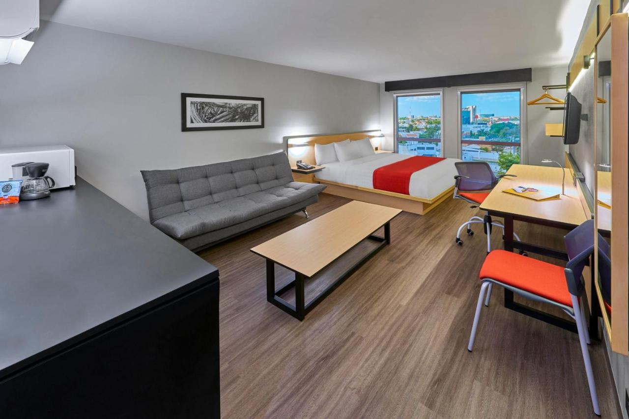 Habitación Doble Superior con sofá cama y cama grande