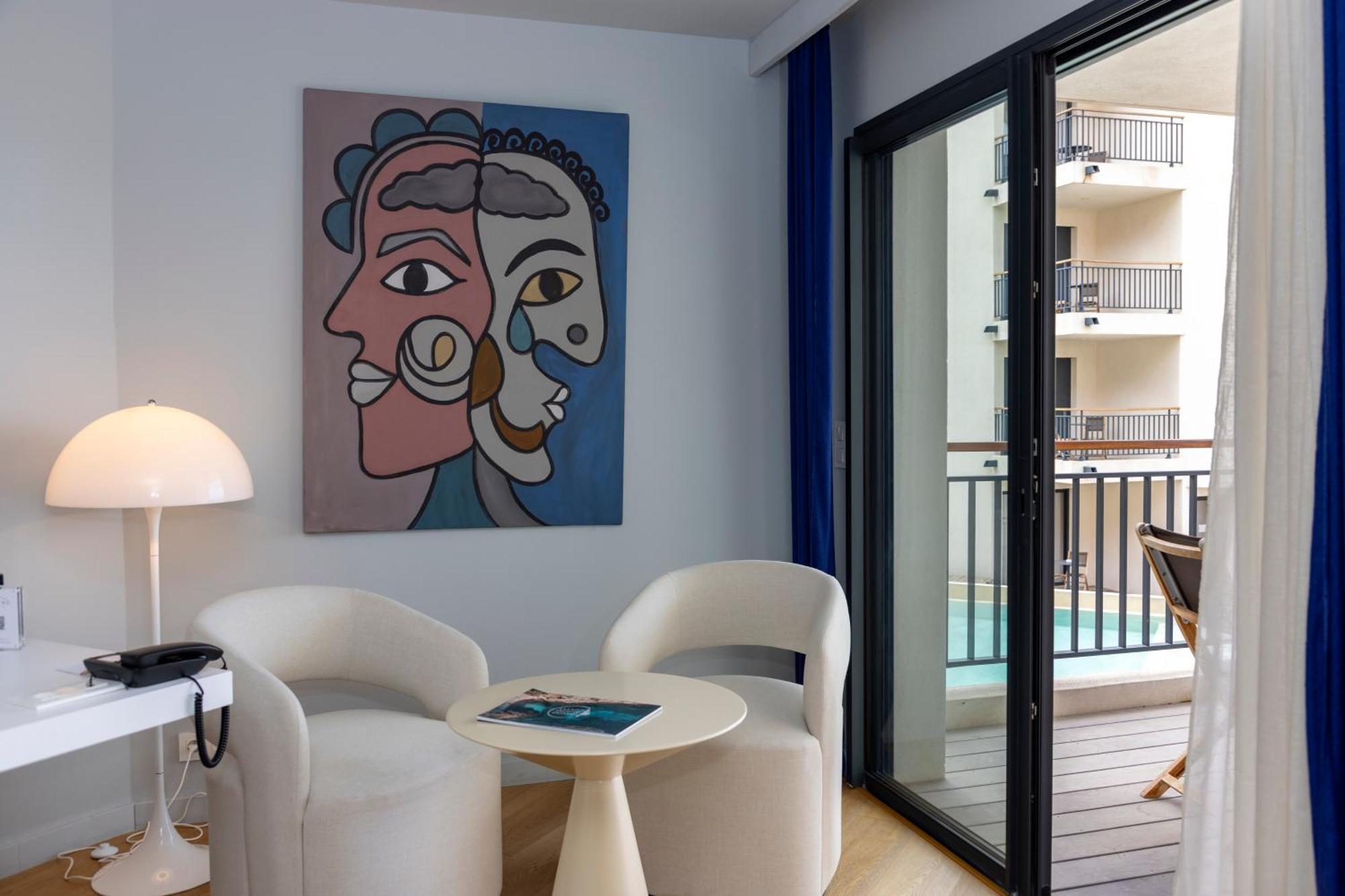 Superior Double or Twin Suite and Sea and Pool View