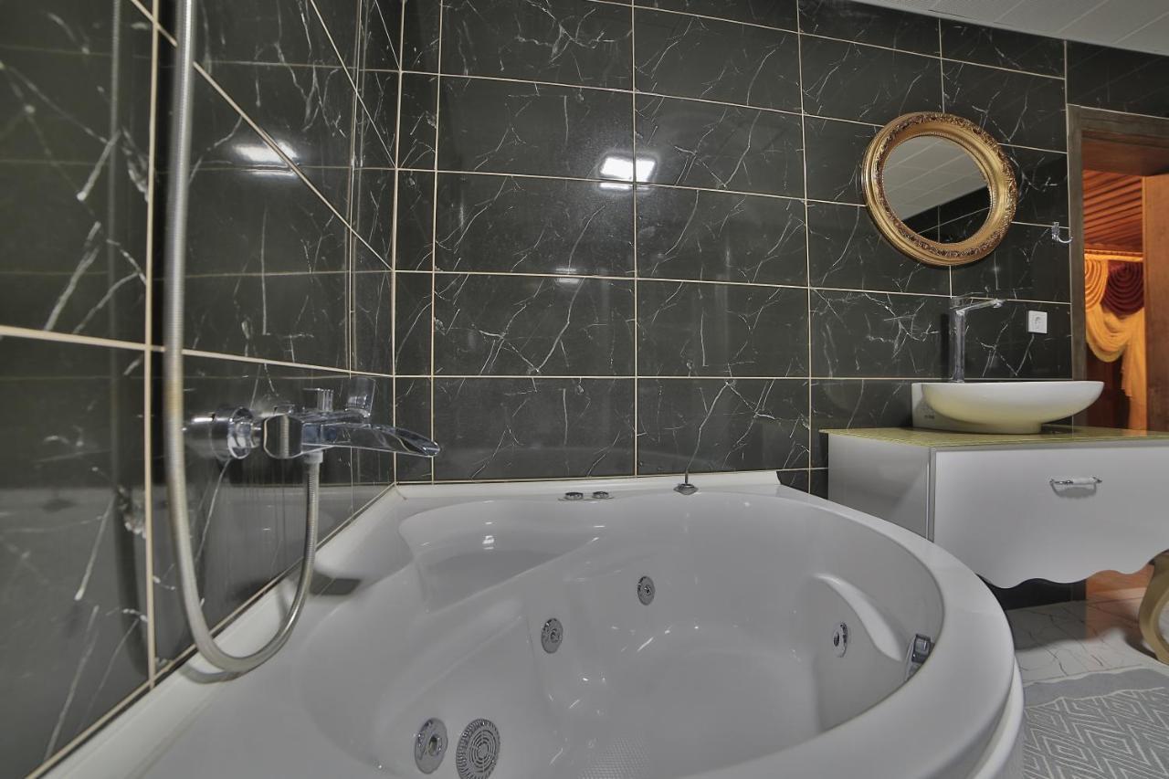 Habitación con cama grande