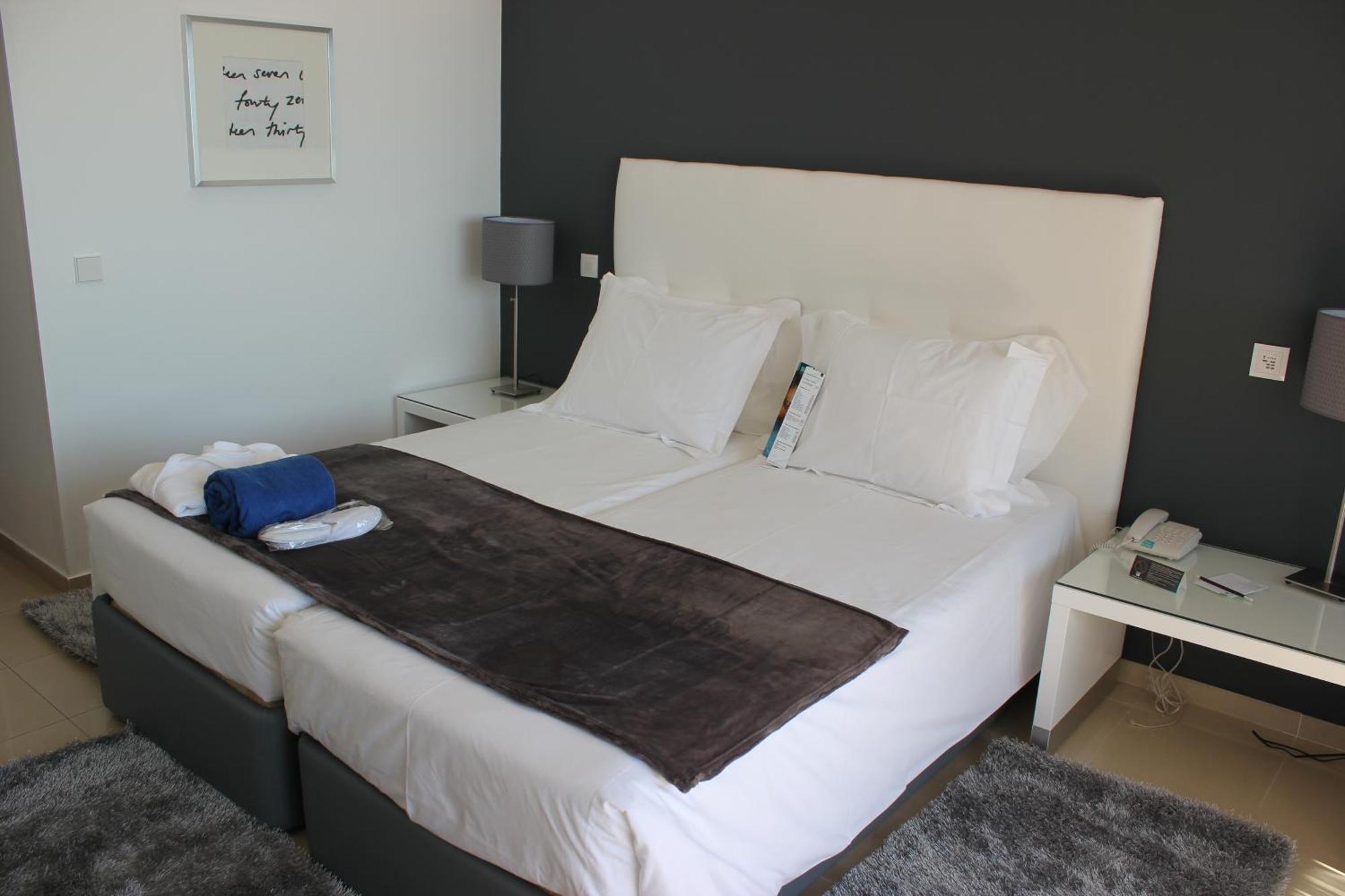 Quarto Superior Duplo ou Quarto com 2 Camas de Solteiro com Pacote Romance.
