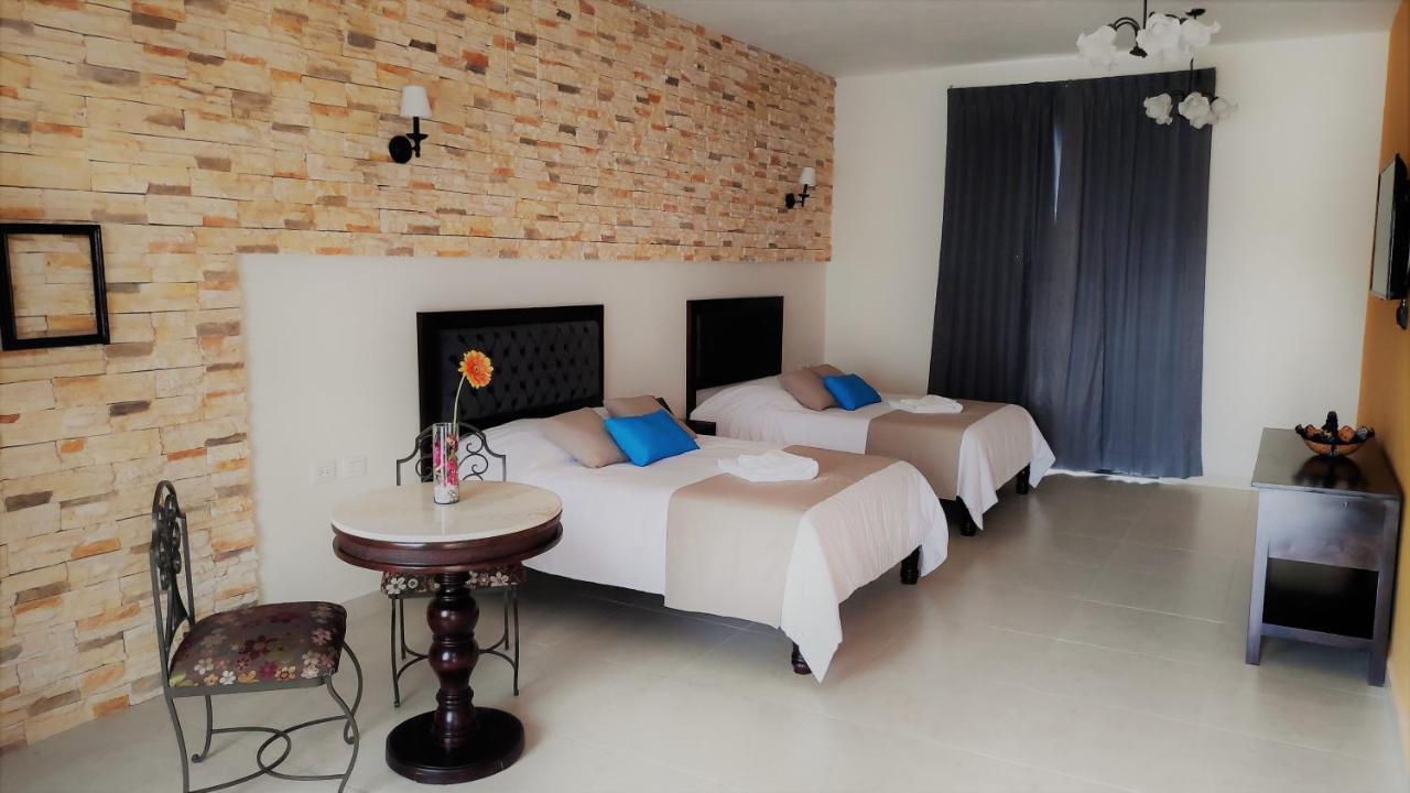 Suite 2 double beds, living room, pool and garden view