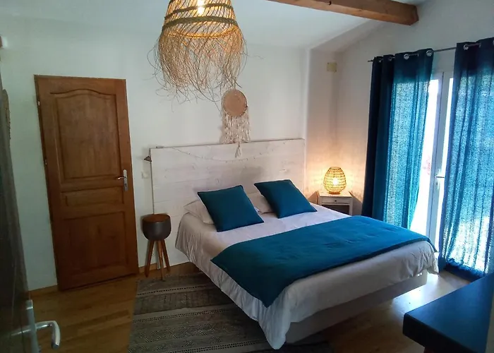 La Chambre Haute, sa kitchenette, son spa et son jardin à Nîmes