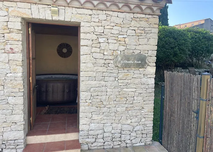 La Chambre Haute, sa kitchenette, son spa et son jardin à Nîmes